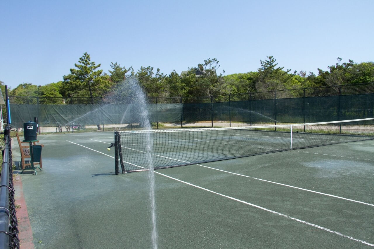 Автоматический полив теннисного корта